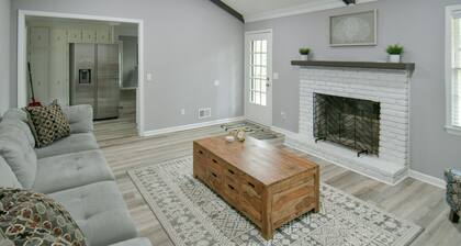 Beautiful 3 BD/2 BA Home with Ping-Pong, Arcade, Grill, and 2 Dining Rooms