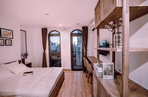Superior Room | Desk, laptop workspace, blackout drapes, soundproofing