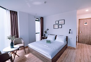 Deluxe Balcony City View | Desk, laptop workspace, blackout curtains, soundproofing - MINT HOTEL (Ho Chi Minh City)