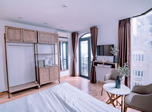 Deluxe Balcony City View | Desk, laptop workspace, blackout drapes, soundproofing