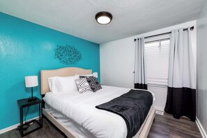 Room - Little Lansing House I 3 BR w/ Queen beds (Lansing)