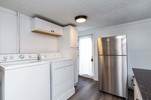 Interior - Little Lansing House I 3 BR w/ Queen beds (Lansing)