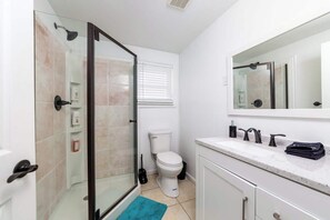 Shower, hair dryer, towels, soap - Little Lansing House I 3 BR w/ Queen beds (Lansing)