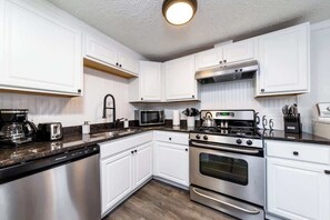 Private kitchen - Little Lansing House I 3 BR w/ Queen beds (Lansing)