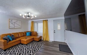 Living area - Little Lansing House I 3 BR w/ Queen beds (Lansing)