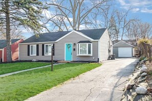 Exterior - Little Lansing House I 3 BR w/ Queen beds (Lansing)
