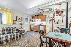TV - Country suite - Red Barn village (Clarks Summit)