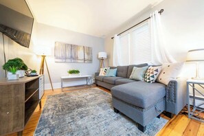 TV - Simple & Sweet 2 BR 1 BA Home in Lansing - Cynwood (Lansing)