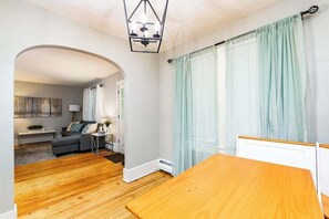 Interior - Simple & Sweet 2 BR 1 BA Home in Lansing - Cynwood (Lansing)