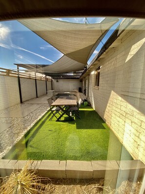 Outdoor dining - Palm Springs Vibe - Pool Home (Yuma)