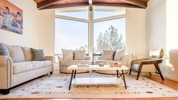 Smart-TV, TischfuĂball, BĂŒcher, Stereoanlage