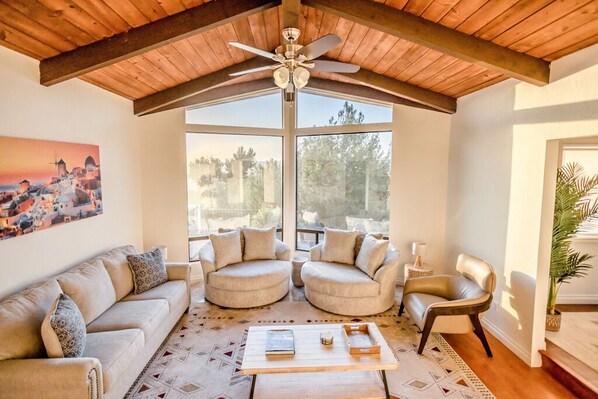 TV connectée, baby-foot, livres, chaîne hi-fi