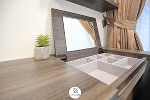 Brankas, tirai kedap cahaya, setrika/meja setrika, dan Wi-Fi gratis