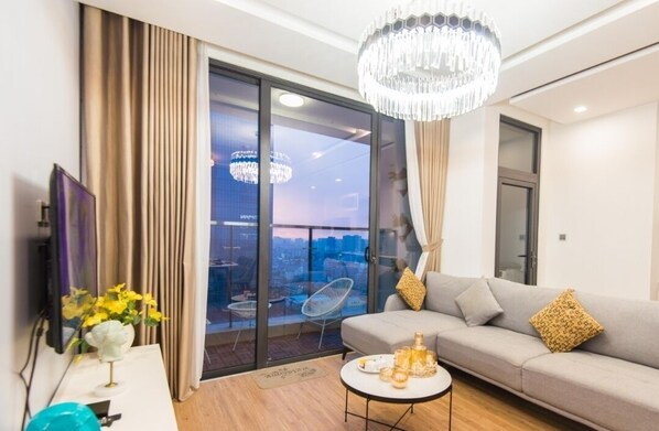 Apartemen Deluks, 2 kamar tidur, pemandangan kota | Brankas, tirai kedap cahaya, setrika/meja setrika, dan Wi-Fi gratis