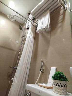 Deluxe-Zimmer | Badezimmer | Dusche, Regendusche, kostenlose Toilettenartikel, Haartrockner