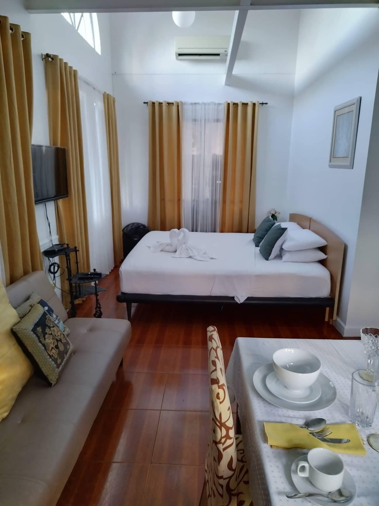 Photo - Makati Riverside Inn