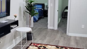2 sovrum, skrivbord, strykjärn/strykbräda och gratis wi-fi