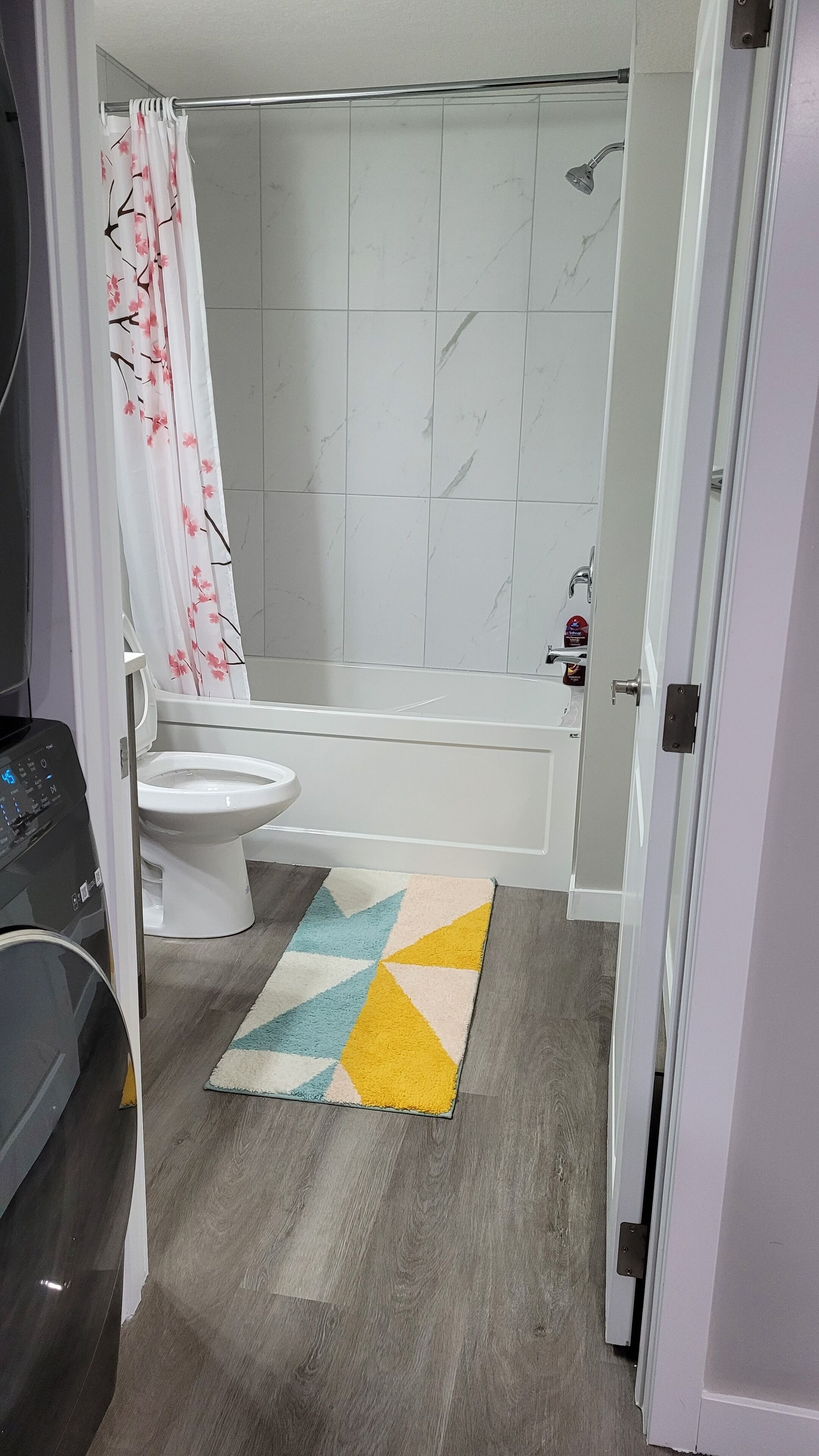 Un baño con inodoro, ducha y bañera.