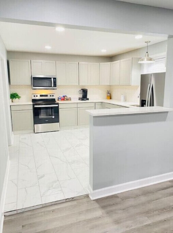 Kühlschrank, Mikrowelle, Ofen, Herdplatte