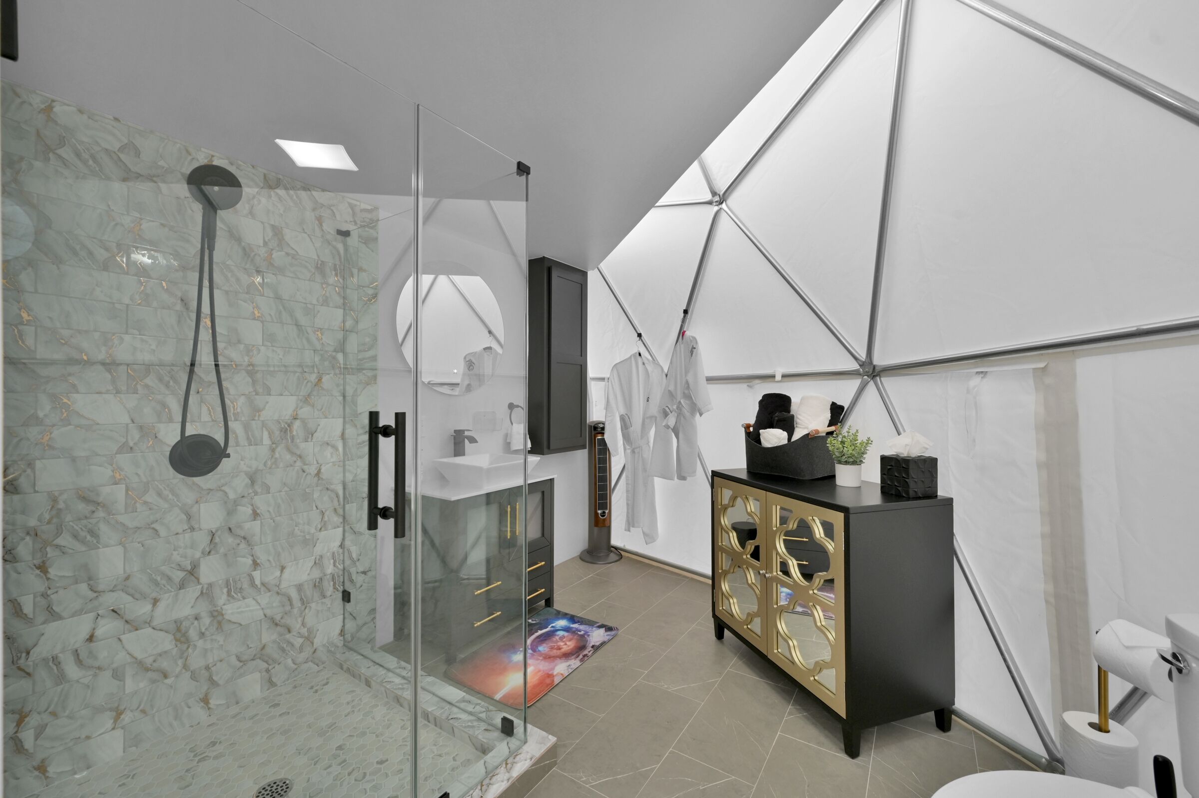 Badewanne, Haartrockner, Handtücher