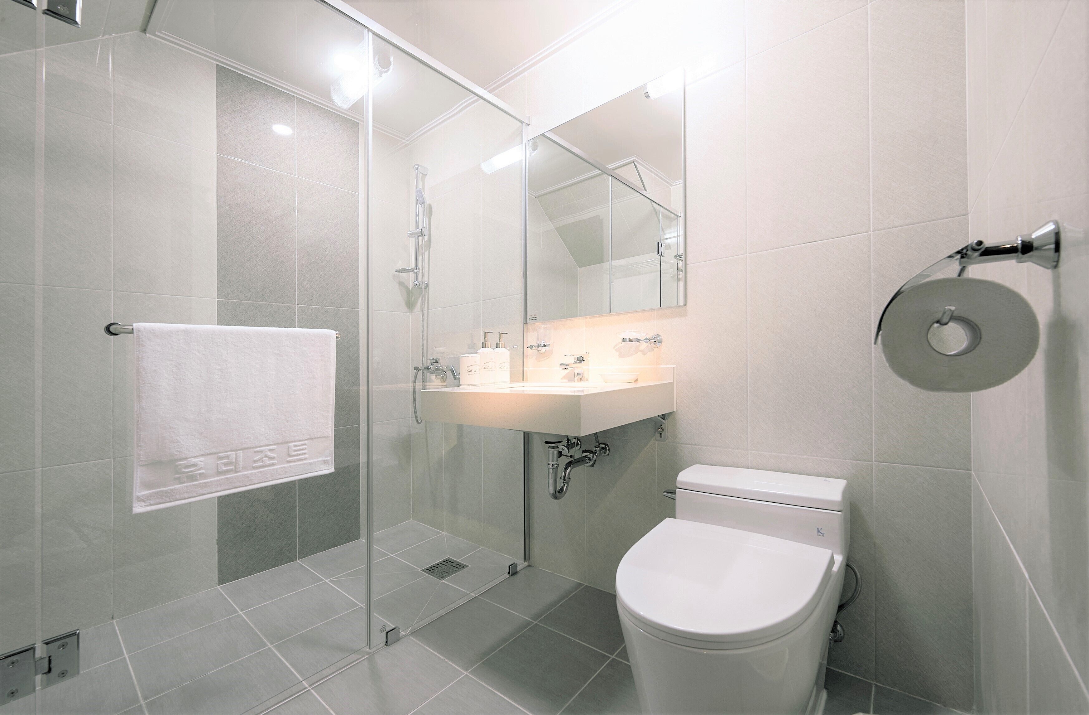 Standard Double Room | Bathroom | Shower, hair dryer, slippers, towels
