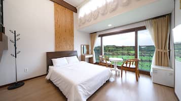 Escritorio, espacio para trabajar con laptop y insonorización