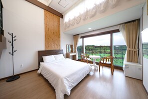 Desk, laptop workspace, soundproofing, free WiFi - From H T Resort Jeju Seongsan (Seogwipo)