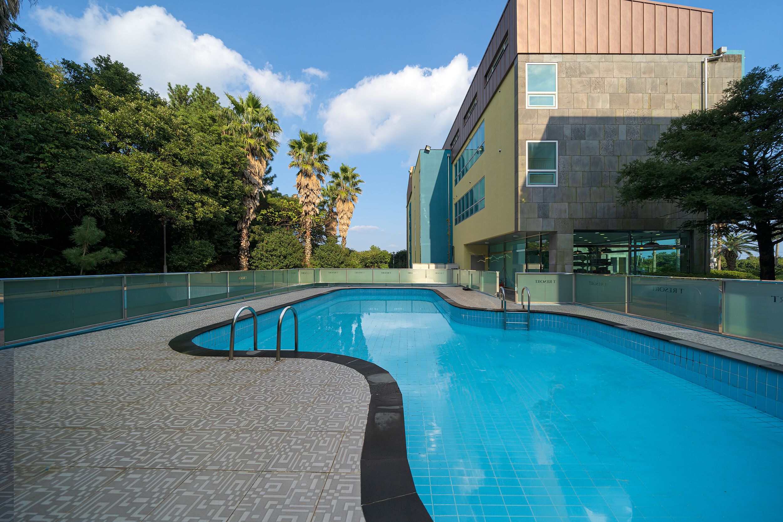 Una piscina al aire libre de temporada