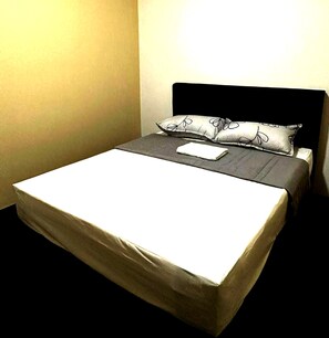 Bed sheets - SPOT ON 90777 Aiman Room (Kuching)