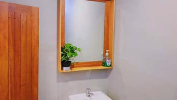 Chuveiro, secador de cabelo, toalhas de banho, sabonete