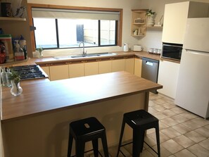 Een koelkast, een magnetron, een oven, een kookplaat