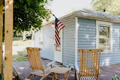 Cottage by Lake w FAST WiFi  & No Checkout Chores!