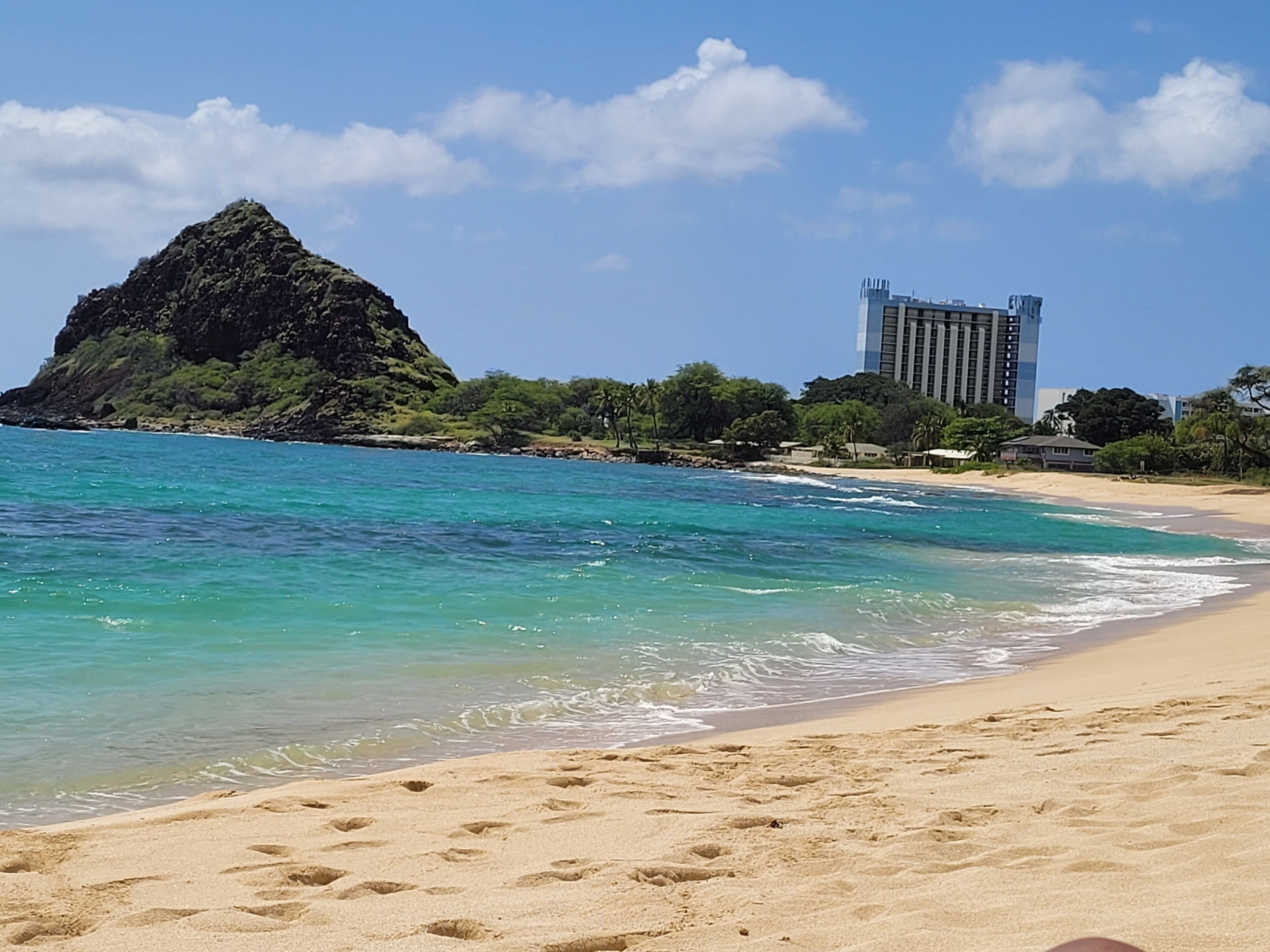 Hawaii Studio directly across the street from the Ocean in the west side!