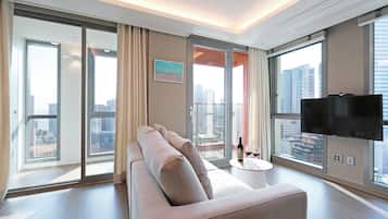 Deluxe Ocean Plus | Premium bedding, free WiFi, bed sheets