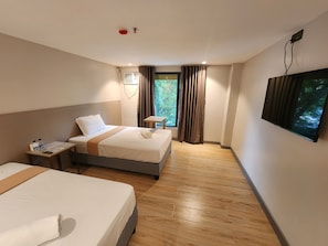 Standard Double Room | Meja, langsir/tirai gelap terus, seterika/papan seterika, cadar katil