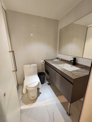 Standard Double Room | Bathroom