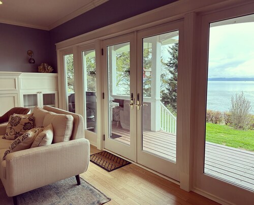 Gorgeous Cozy Spacious Bayfront home with Stunning Views and Beach Access