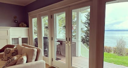 Gorgeous Cozy Spacious Bayfront home with Stunning Views and Beach Access