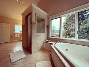 Bañera de hidromasaje, secador de pelo, bidet, toallas