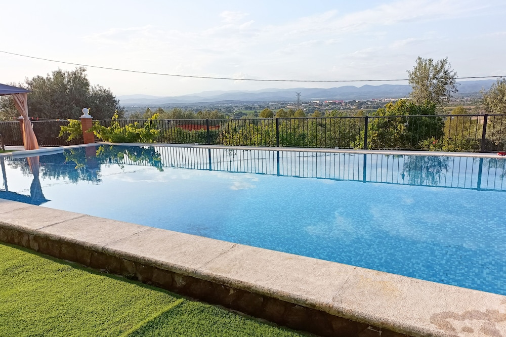 Good view,biggest pool 78m2,summer resort,forest,hill,squirrel,in City of music