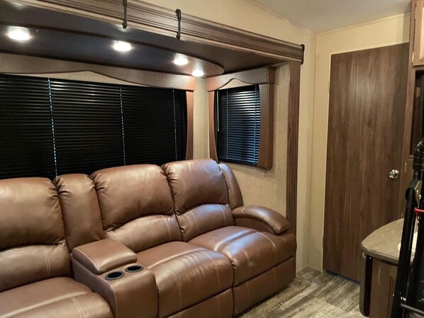 Smart TV, DVD player, stereo - Motorized Lake Front property. (Wasilla)
