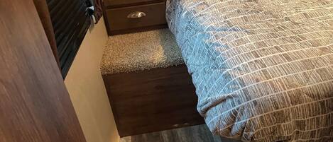 2 bedrooms, travel crib, internet, bed sheets