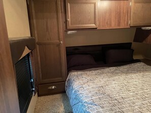 2 bedrooms, travel cot, Internet, bed sheets