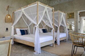 Chambre Junior avec lits jumeaux, 2 chambres, non-fumeurs, vue jardin | Minibar, coffres-forts dans les chambres, décoration personnalisée
