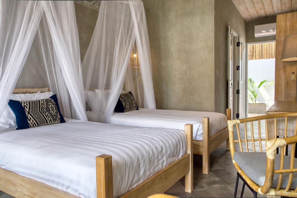 Superior Twin Room, 2 Bedrooms, Non Smoking, Garden View | Bar mini, peti besi dalam bilik, meja, seterika/papan seterika 