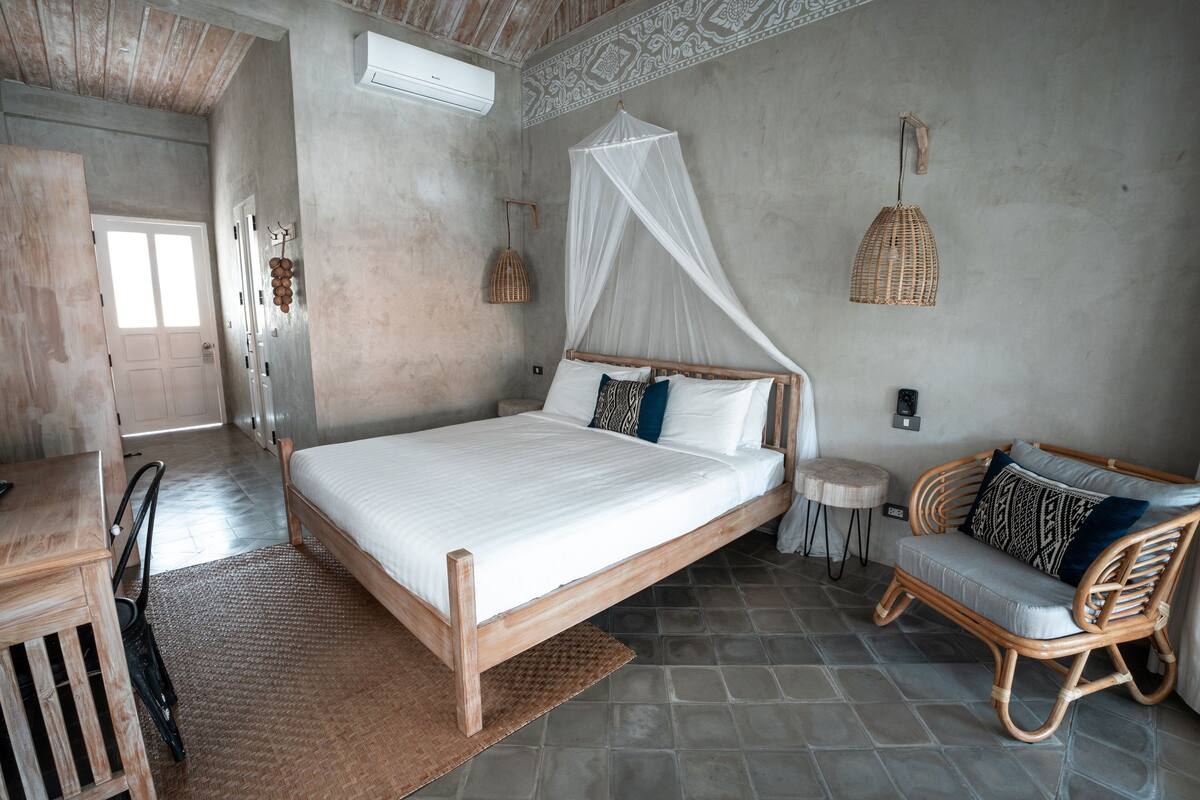 Superior Double Room, 1 Bedroom, Non Smoking, Garden View | Bar mini, peti besi dalam bilik, meja, seterika/papan seterika 