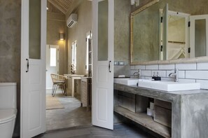 Junior-Doppelzimmer, 1 Schlafzimmer, Nichtraucher, Gartenblick | Badezimmer | Kostenlose Toilettenartikel, Haartrockner, Bademäntel, Handtücher