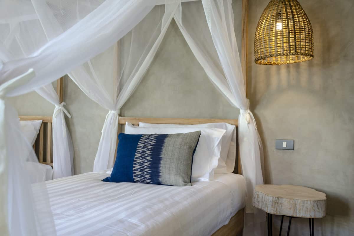 Junior Twin Room, 2 Bedrooms, Non Smoking, Garden View | Bar mini, peti besi dalam bilik, meja, seterika/papan seterika 