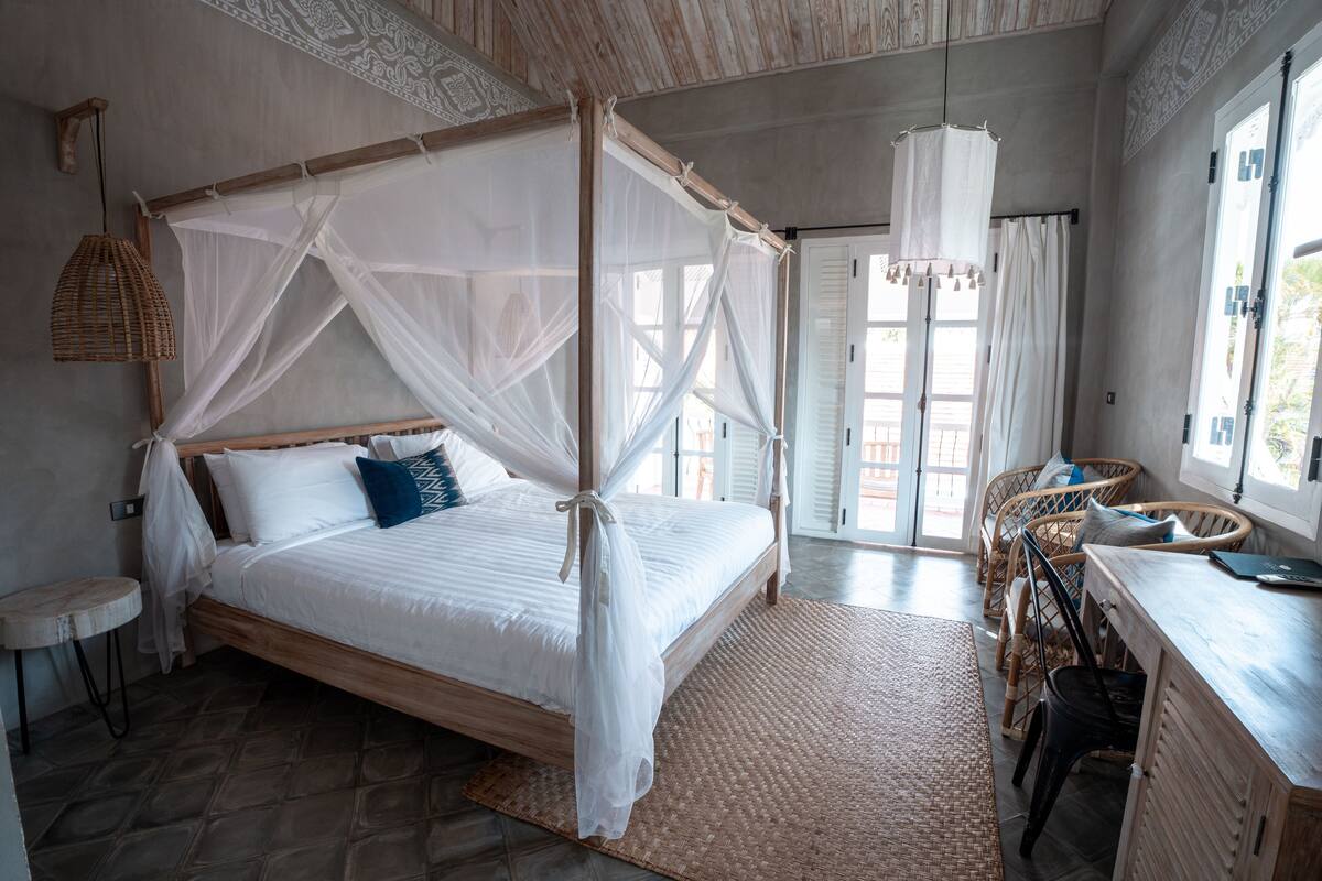 Deluxe Double Room, 1 Bedroom, Non Smoking, Garden View | Bar mini, peti besi dalam bilik, meja, seterika/papan seterika 