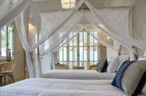 Kahden hengen junior-huone (kaksi sänkyä), 2 makuuhuonetta, tupakointi kielletty, näköala puutarhaan | Minibaari, tallelokero huoneessa, yksilöllisesti sisustettu, työpöytä